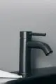 Schwarze Waschtischarmatur von Ideal Standard mit einem schlichten, modernen Design und einem Hebel zur Regulierung des Wasserflusses.